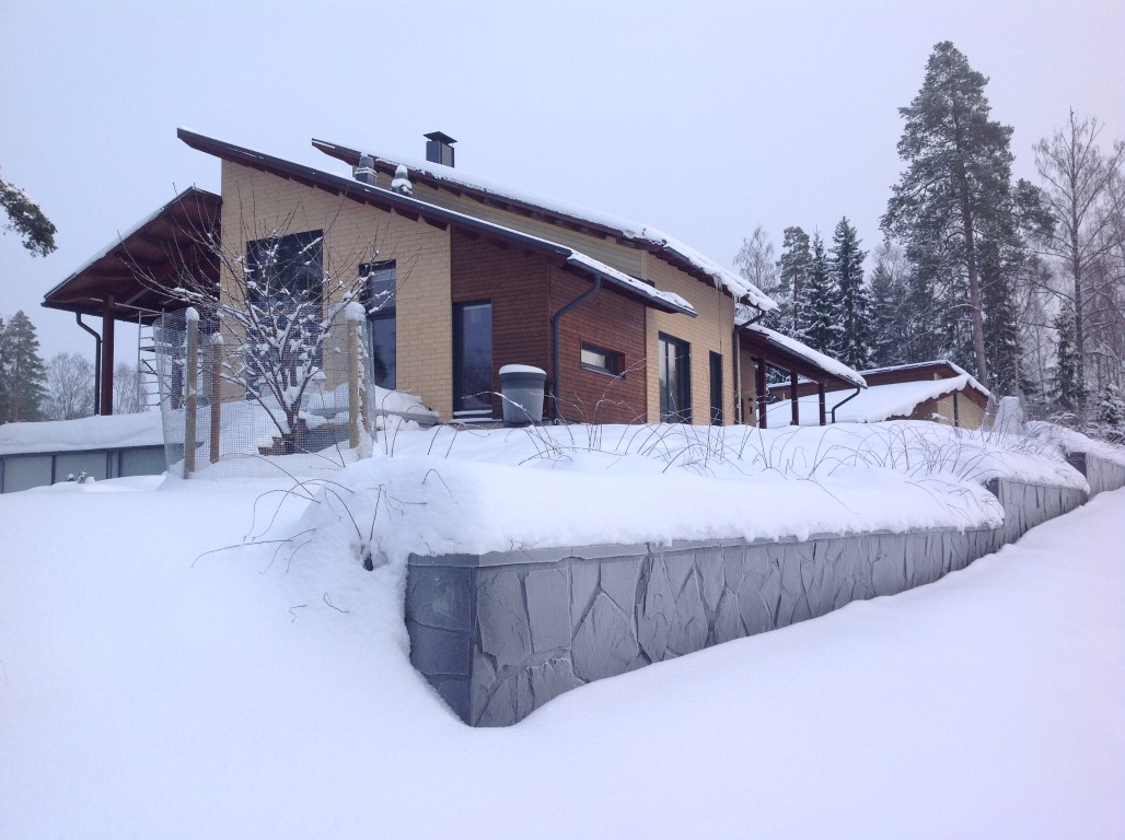 Tumma Verhouskivi muurissa